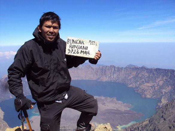 Ayah Muda Dari Ambon Menyelesaikan Pendakian 7 Summits Indonesia