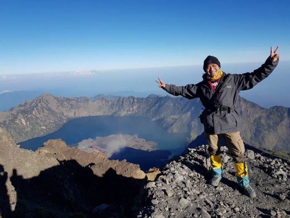 Seorang dosen yang juga pegusaha berhasil mendaki 7 summits Indonesia