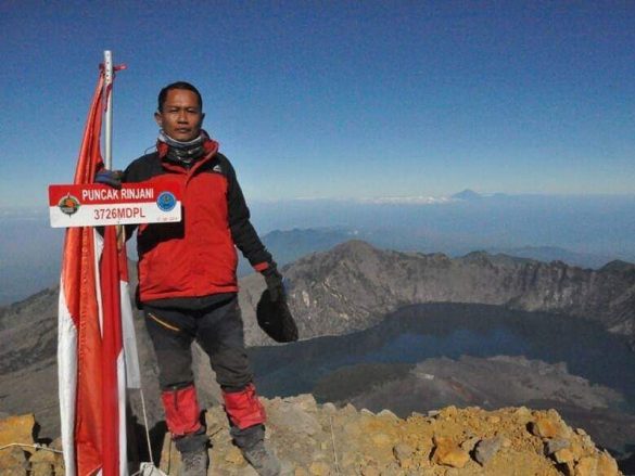 Seorang Petani asal Pulau Buru Menuntaskan 7 Summits Indonesia