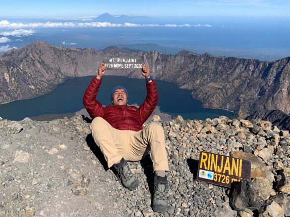 Seorang Content Creator Menyelesaikan Sirkuit 7 Summits Indonesia